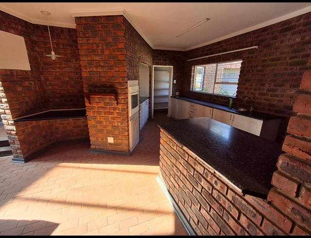 4 BEDROOM HOUSE FOR SALE IN PANORAMA